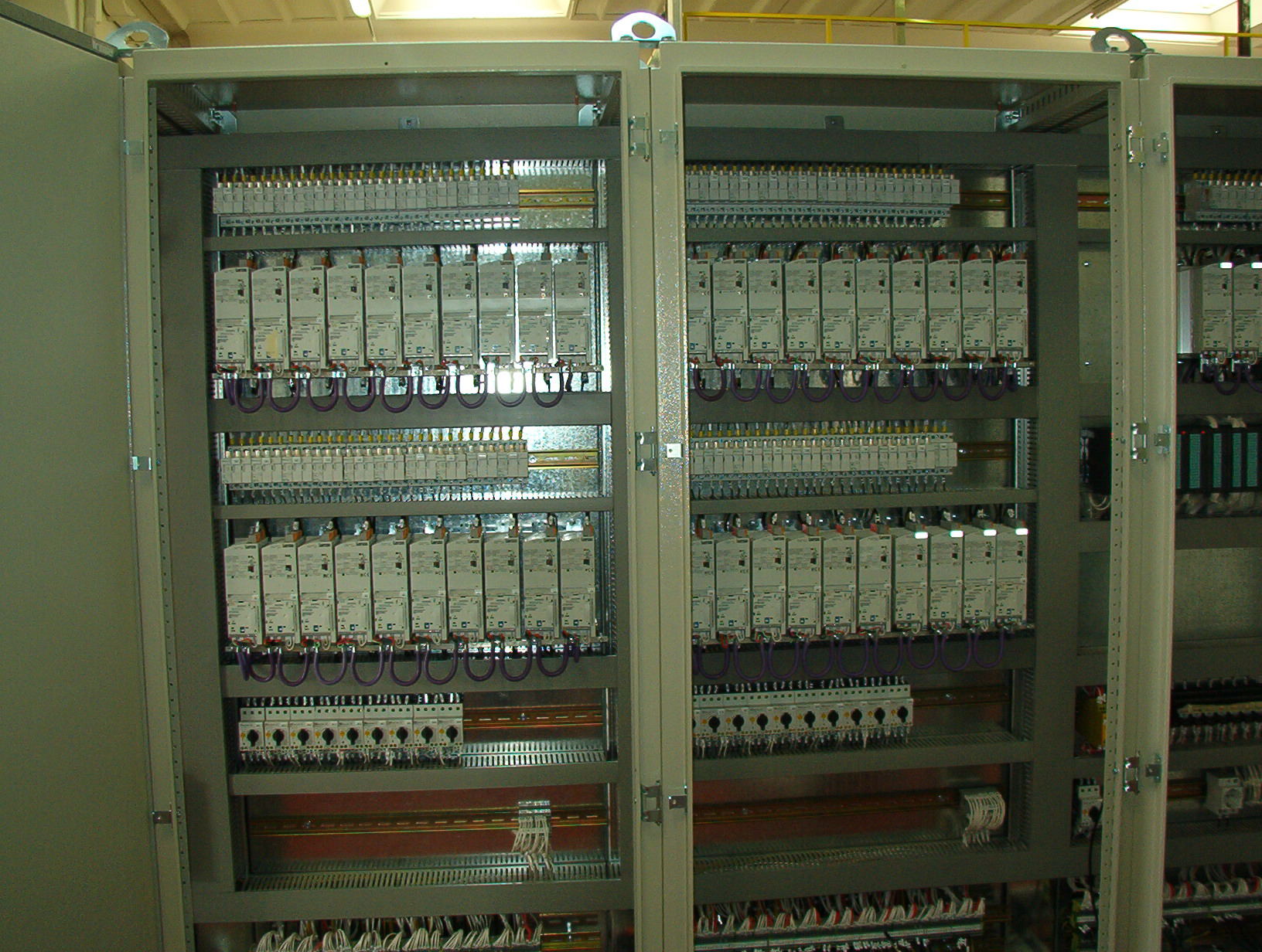 Quadro elettrico aperto con 40 inverters